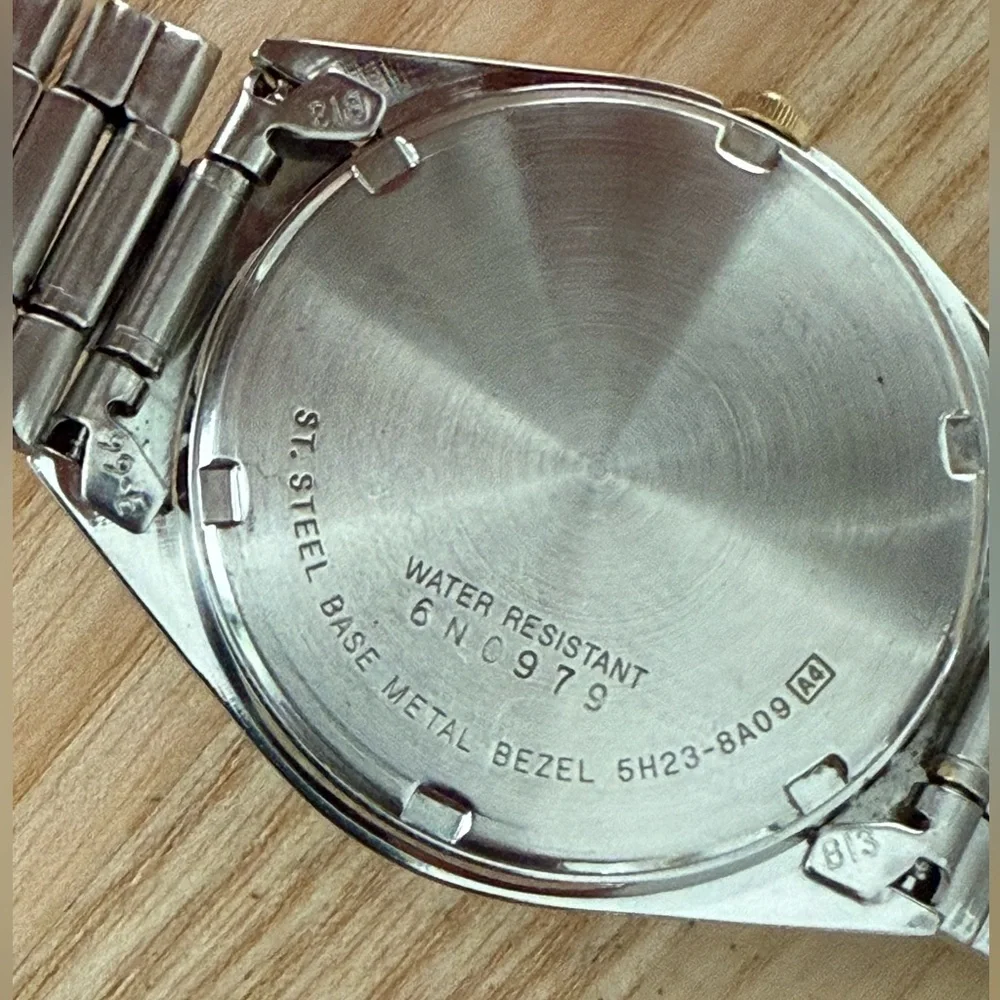 Seiko SQ Vintage Men’s Watch Gray Dial Two-Tone Bracelet Case Date Window